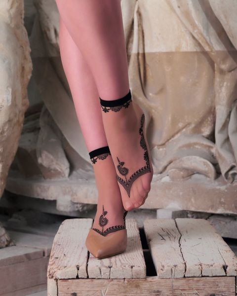 Tunna sockor med tatueringsliknande mönster från Trasparenze