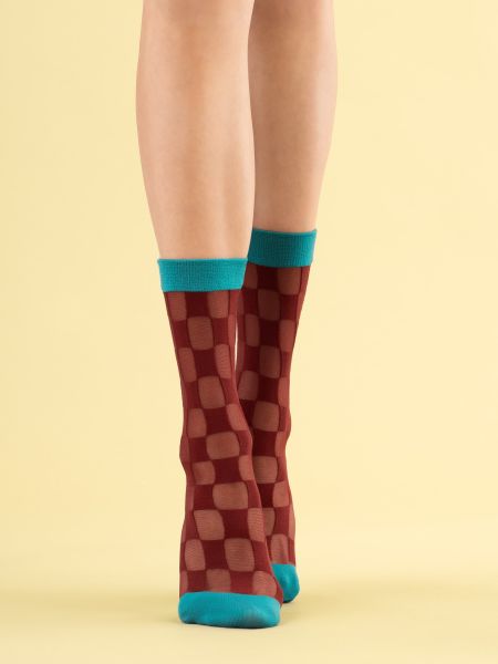 Tunna sockor med rutigt mönster och resår i kontrastfärg från Fiore, 20 DEN