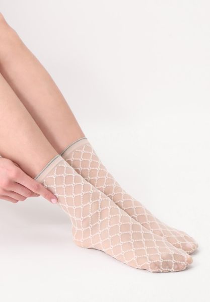 Genomskinliga, tvåfärgade sockor med geometriskt mönster och tylleffekt från Oroblu