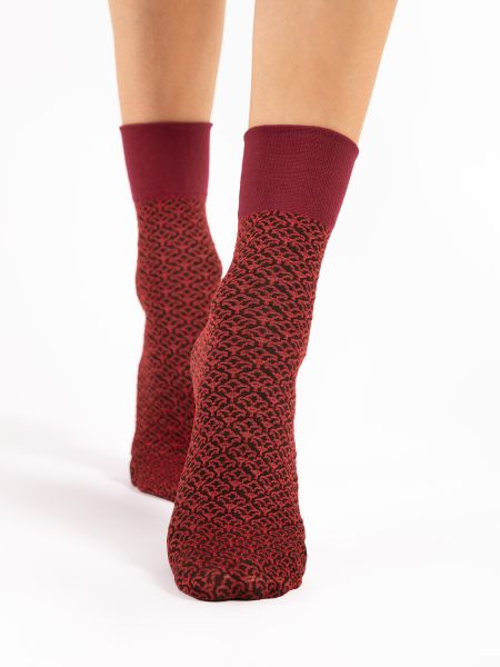Ogenomskinliga sockor med fint tvåfärgat mönster och elegant glans från Fiore
